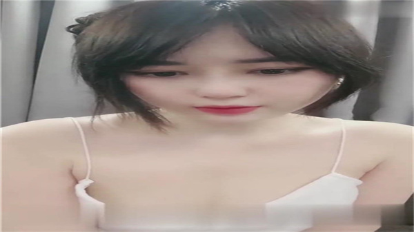 白嫩美少女直播4P！镜头前四人大战激情放送，娇喘连连